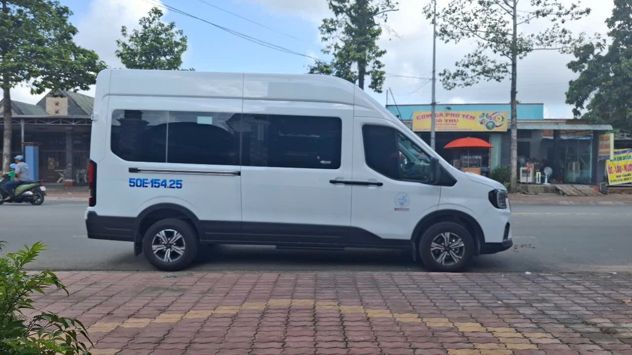 Ford Transit — ảnh thực tế 1