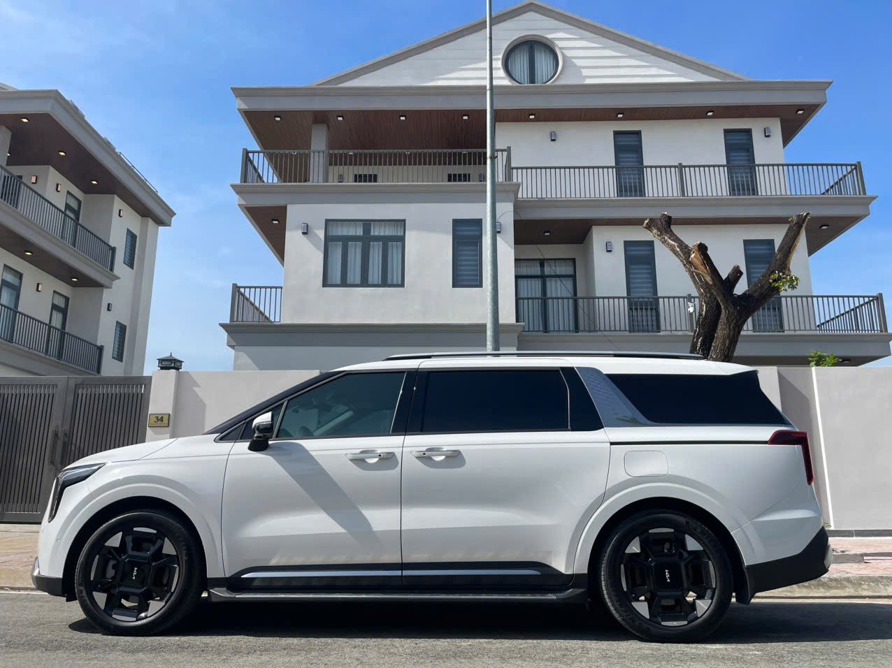 Ảnh thật Kia Carnival màu trắng do Hành Trình Phương Nam cung cấp